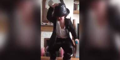 Kleinkind imitiert Michael Jackson
