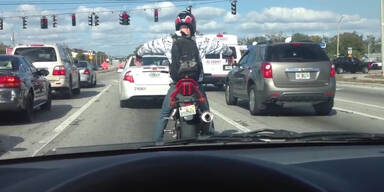 Gelangweilter Biker tanzt am Motorrad