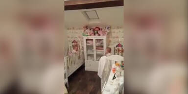 Zwillings-Babies spielen verstecken