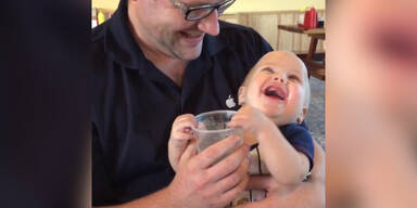 Baby hat Freude am Trinken
