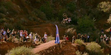 Biker macht extremen Front Flip