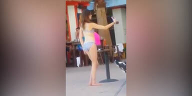Bikini-Mädchen gibt  für Selfie alles