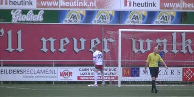 Goalie pinkelt neben sein Tor