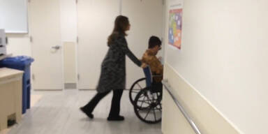 Robbie darf mit Familie nach Hause