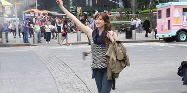 Ein Mann verteilt High-Fives in New York