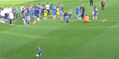 Kleiner Bub schießt Tor