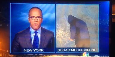 Moderator beim Pinkeln erwischt