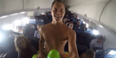 Mann l&auml;uft nackt durchs Flugzeug