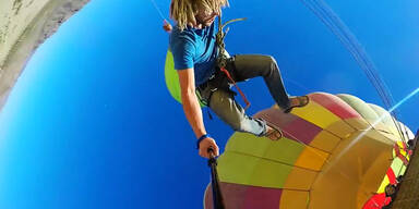 Sportler springen aus Heißluft-Ballon