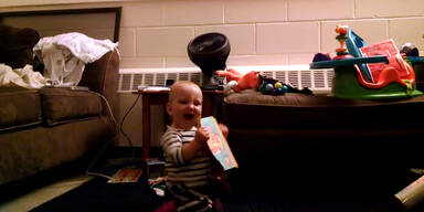 Baby tanzt zu lustiger Musik
