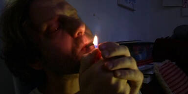 Künstler verwendet Joint als Pinsel