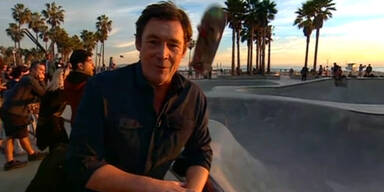 Skateboard fliegt Reporter an den Kopf