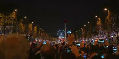 Paris erstrahlt im Weihnachtslicht