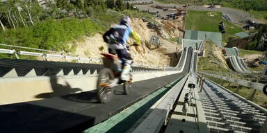 Motocrosser springt von Skiflugschanze