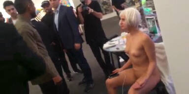 Usher l&auml;dt Handy in Vagina