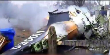 Flugzeug stürzt auf Wohnhaus - 6 Tote