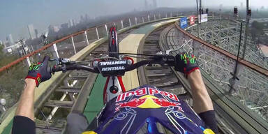 Biker f&auml;hrt auf Achterbahn