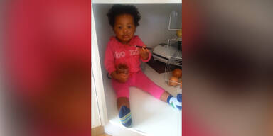 S&uuml;&szlig;e Naschkatze im Schrank