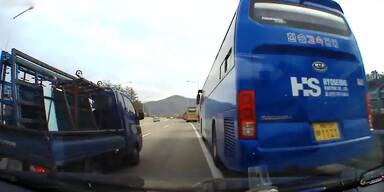 Schlimmer Autounfall mit Bus