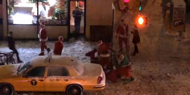 Irrer Streit von Weihnachtsmännern