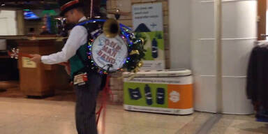 One Man Band spielt Weihnachts-Hits