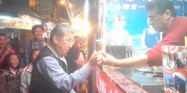 Eisverk&auml;ufer ver&auml;ppelt seine Kunden