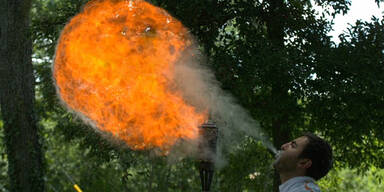 Feuer-Speien in Zeitlupe