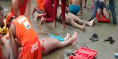 Blitz t&ouml;tet Familie am Strand