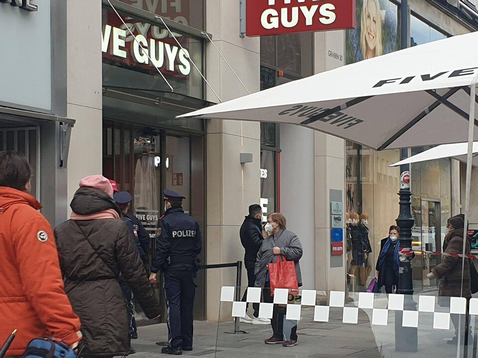 Mega-Ansturm auf neues Kult-Burger-Lokal Five Guys in Wien