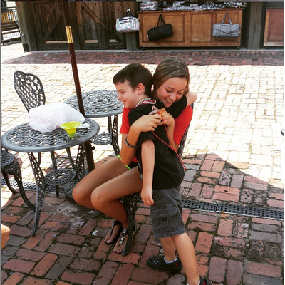 6-jähriger Waise sammelt Lächeln