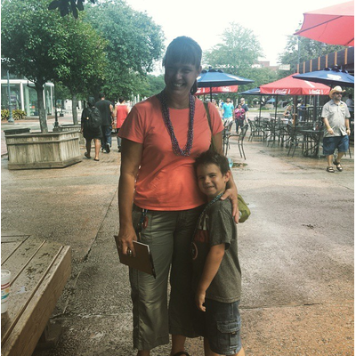 6-jähriger Waise sammelt Lächeln