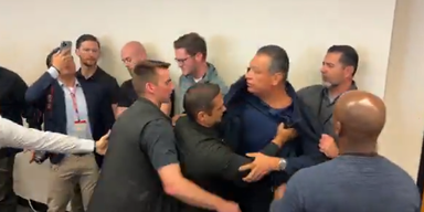 US-Senator wird in Handschellen von Pressekonferenz abgeführt