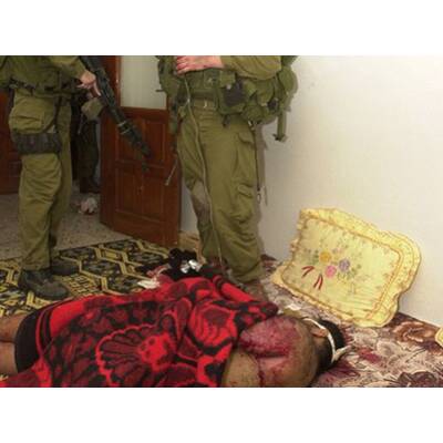 Israelische Soldaten posieren mit Gefangenen