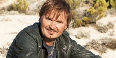 Nik P. zeigt s&uuml;&szlig;en Nachwuchs!