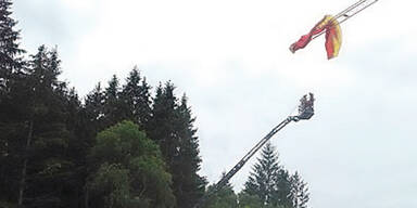 Hier hängt ein Paragleiter am Baukran