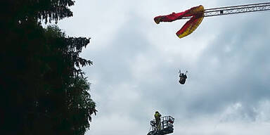 Hier hängt ein Paragleiter am Baukran