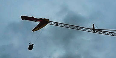 Hier hängt ein Paragleiter am Baukran