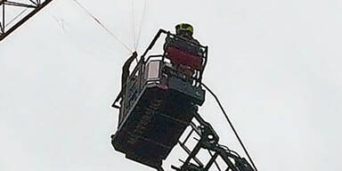 Hier hängt ein Paragleiter am Baukran