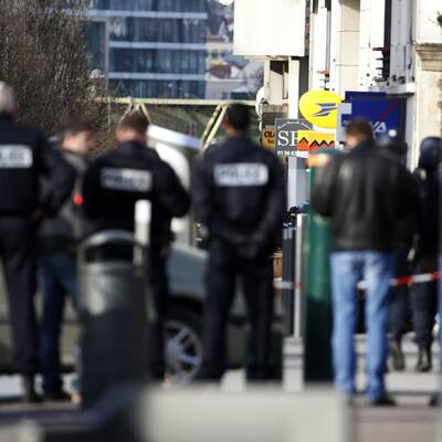 Bewaffneter nimmt Geiseln in Postamt