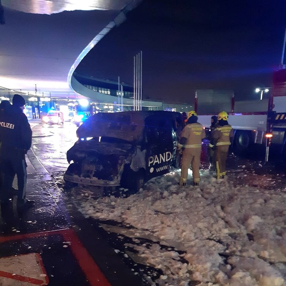 Feuer beim Flughafen Wien: Auto in Flammen
