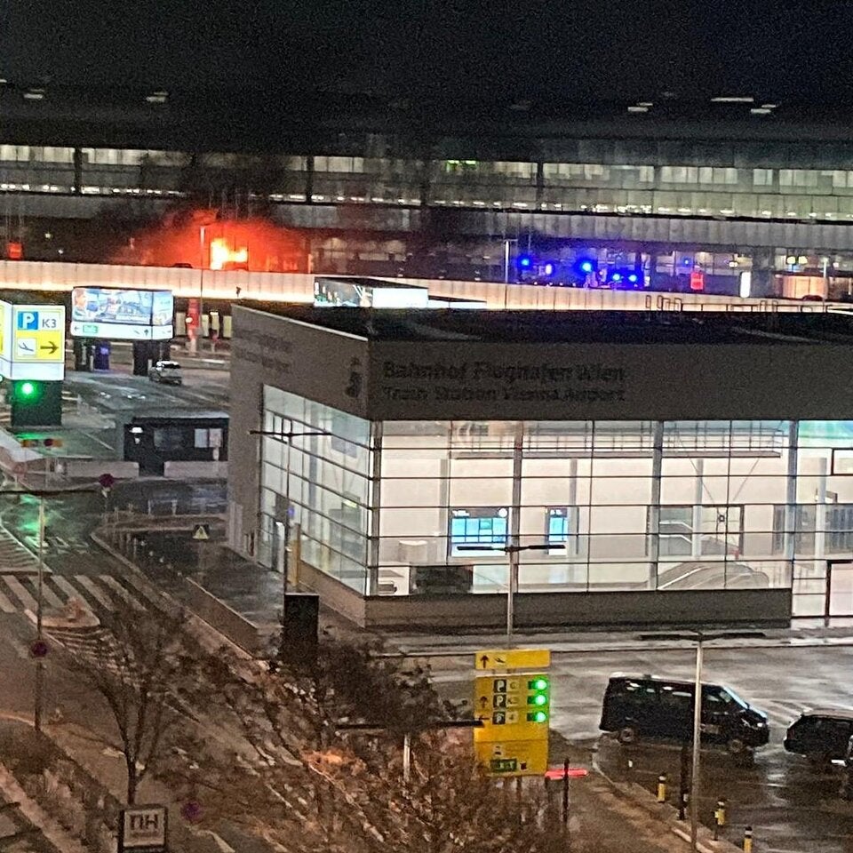 Feuer beim Flughafen Wien: Auto in Flammen