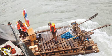 Floß rammt Brücke: Rettung aus Fluss