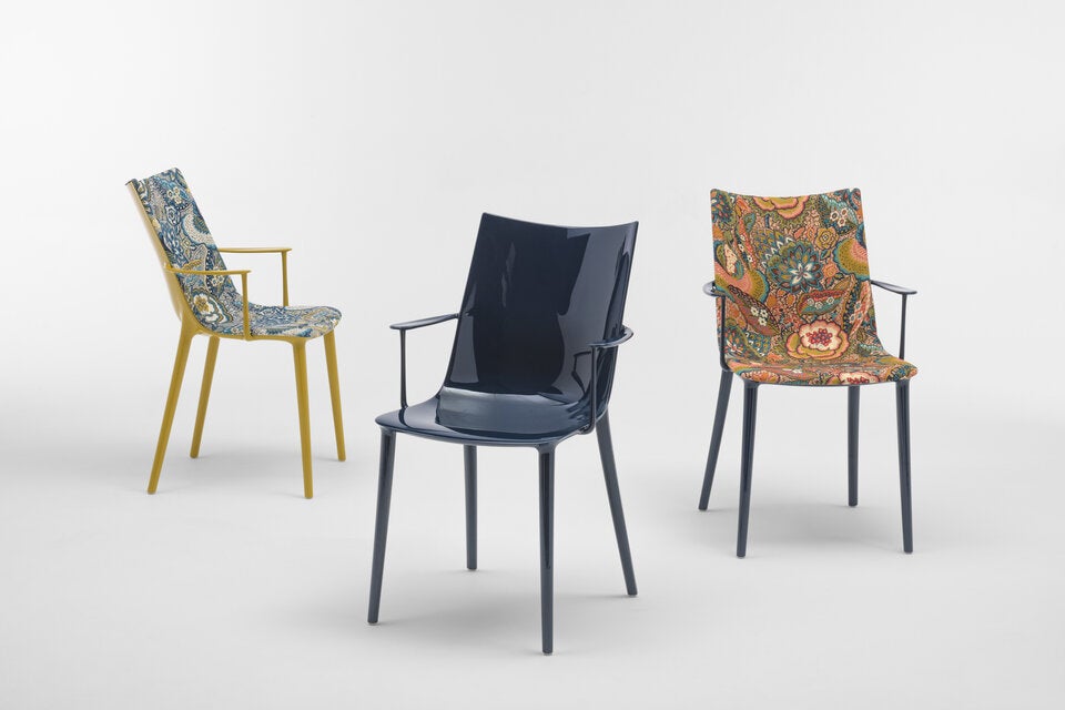 Kartell X Liberty gab dem H.H.H Stuhl von Phillipe Starck ein neues Erscheinungsbild. In verschiedenen Stoffen erhältlich.