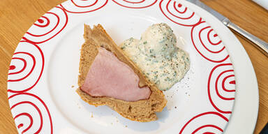 Osterschinken im Brotteig mit Schnittlauchsauce und Eierkren