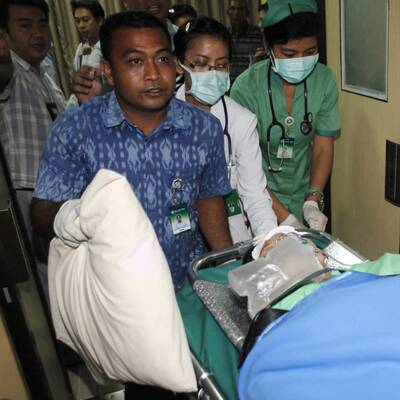 Die Passagiere der abgestürzten  Lion Air werden im Spital versorgt.