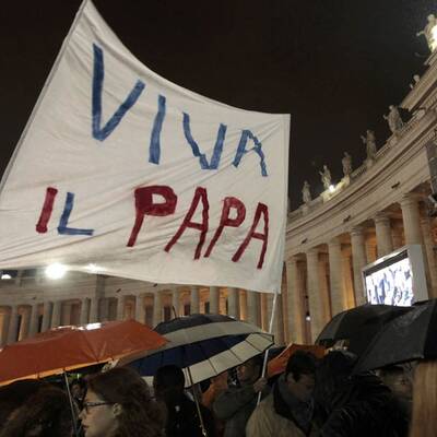 Weißer Rauch über Vatikan