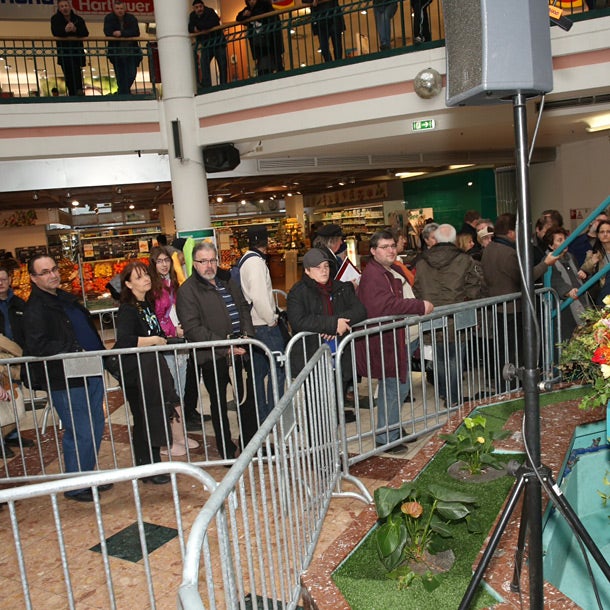 Mira Sorvino bei Lugner