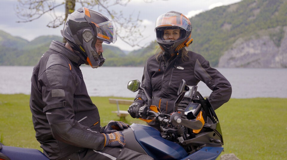 Martina Reuter ist unterwegs mit einem sportlichen KTM-Motorrad und einem erfahrenen Fahrer von Bike-Butler. 
