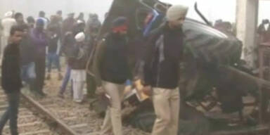 Zug kollidiert im Nebel mit Traktor