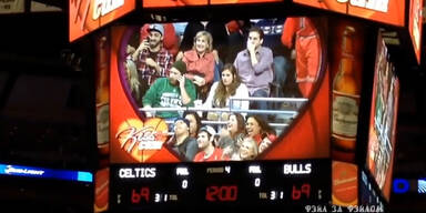 Bulls-Maskottchen stiehlt Freundin